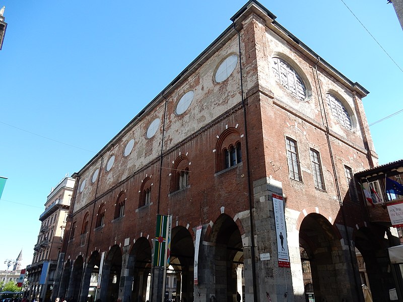 Здание Palazzo della Ragione на площади Мерканти в Милане