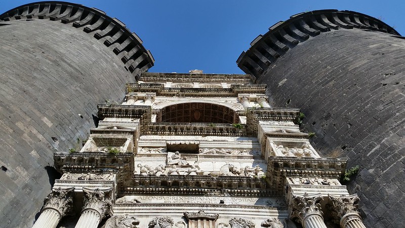 Старинный замок Castel Nuovo в Неаполе