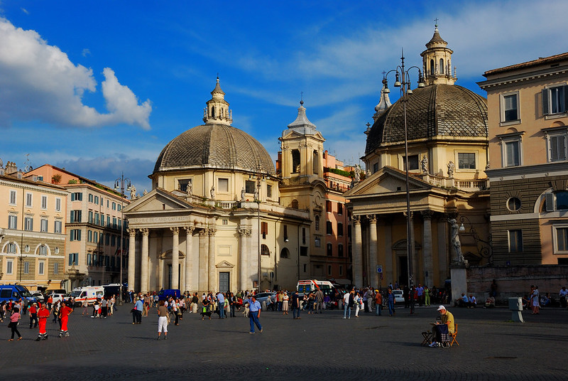 Туристы на площади Piazza del Popolo в Риме
