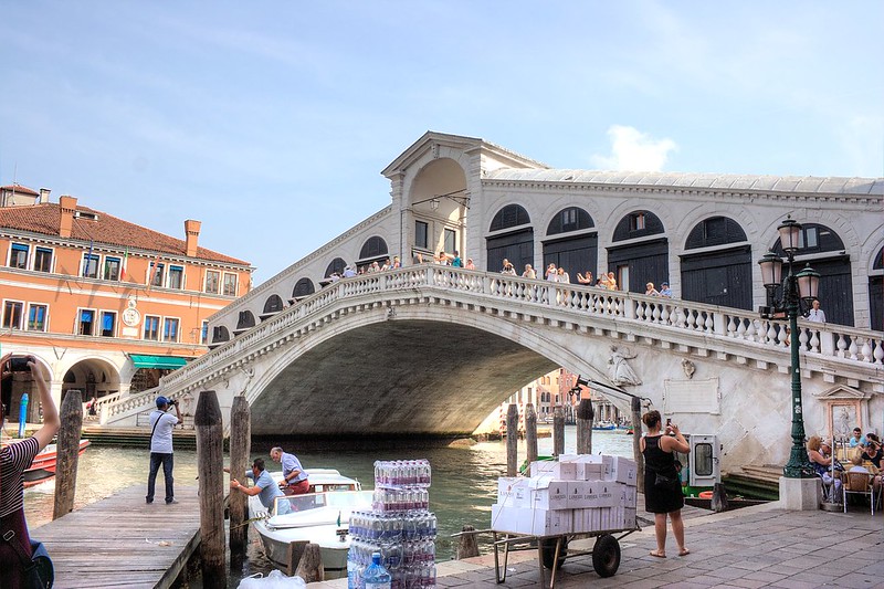 Туристы на мосту Риальто в Венеции