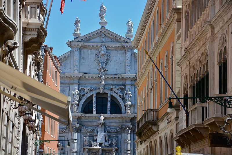 Фасадная часть церкви Сан-Моизе в Венеции