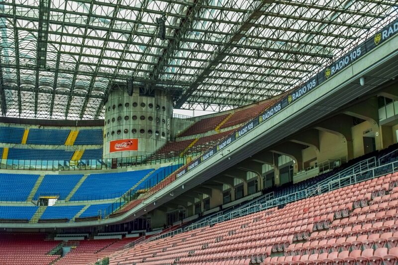 Пустые трибуны на стадионе Сан-Сиро в Милане