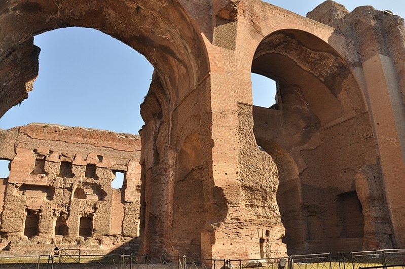 Старинный банный комплекс Термы Каракаллы в Риме