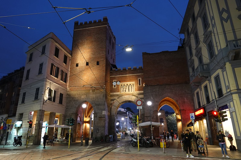 Старинные ворота Porta Ticinese в вечернее время
