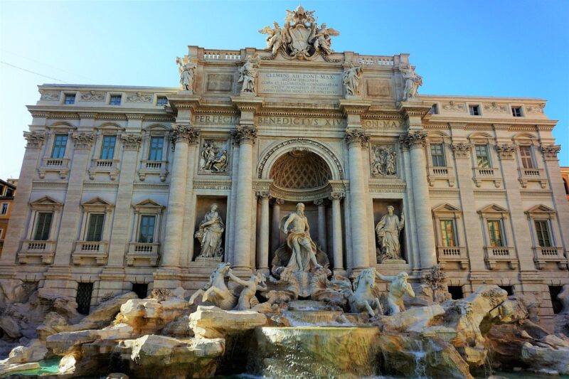 Популярный фонтан Треви в Риме
