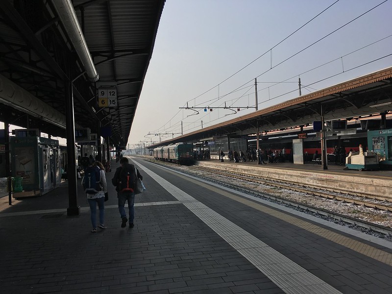 Туристы на железнодорожном вокзале в итальянском городе Верона