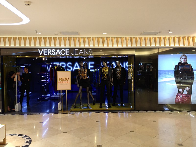 Витрина магазина Versace Jeans