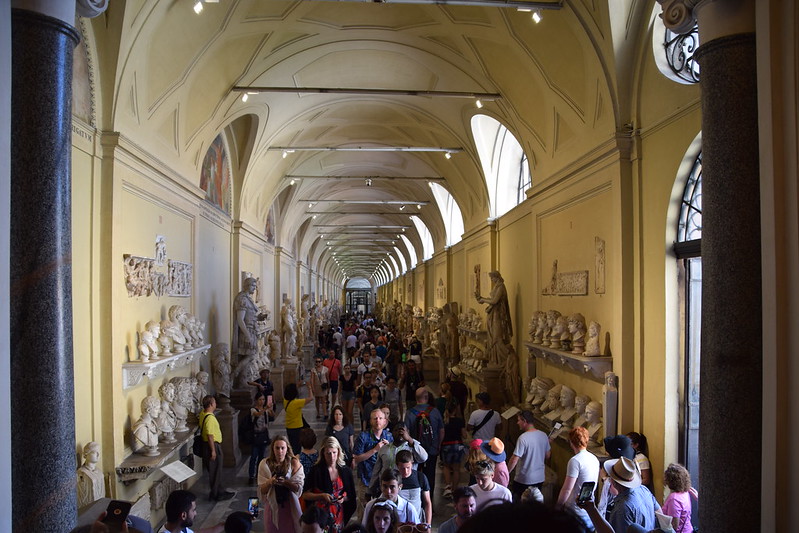 Туристы в Бельведерском дворце Ватикана
