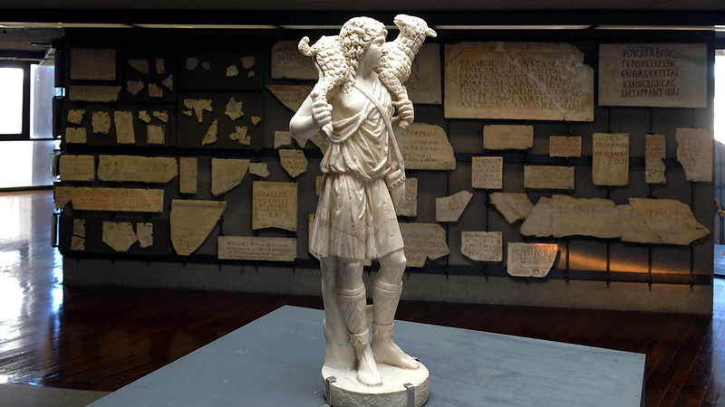 Статуя доброго пастыря в музее Пио-Кристиано в Ватикане