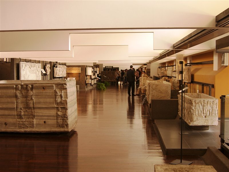 Выставка старинных саркофагов в музее Пио-Кристиано