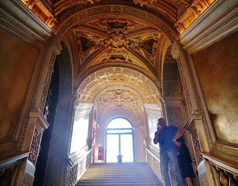 Золотая лестница во дворце Дожей в Венеции