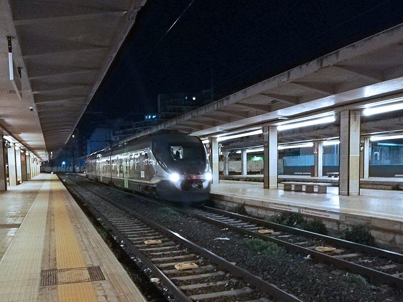 Региональный поезд на железнодорожном вокзале в Палермо