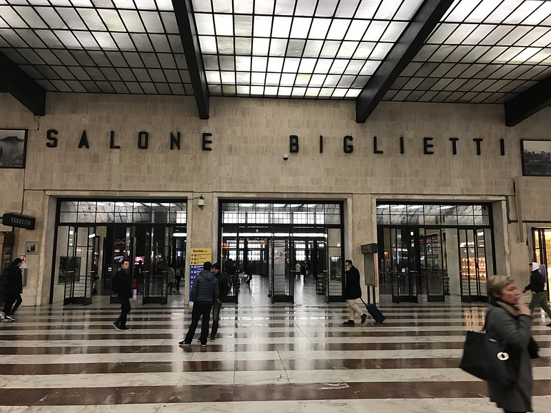 Покупка билетов на железнодорожном вокзале во Флоренции