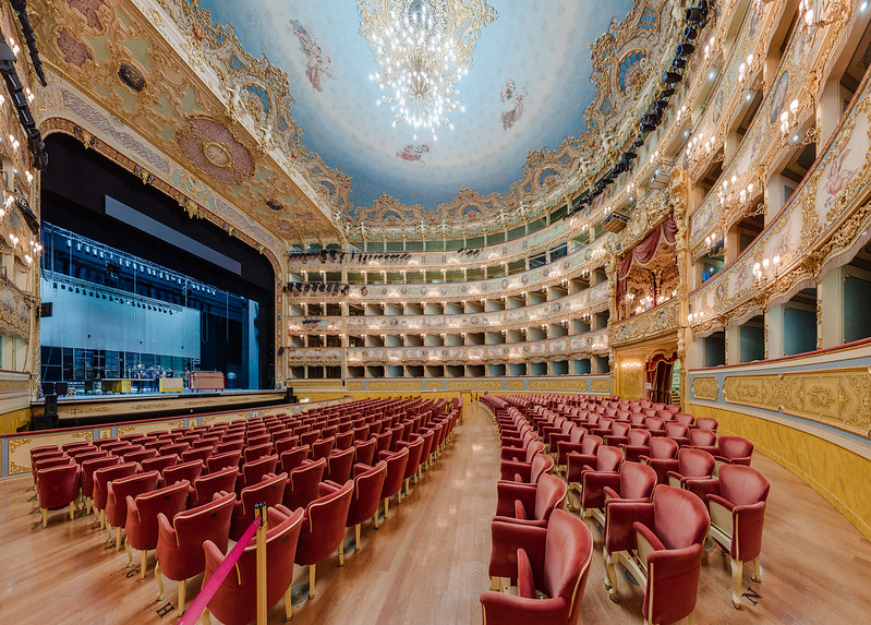 Посещение оперного театра Ла Фениче в Венеции