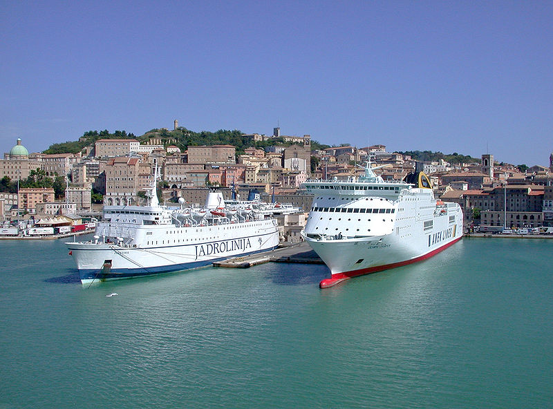 Паромы в итальянском порту Анкона