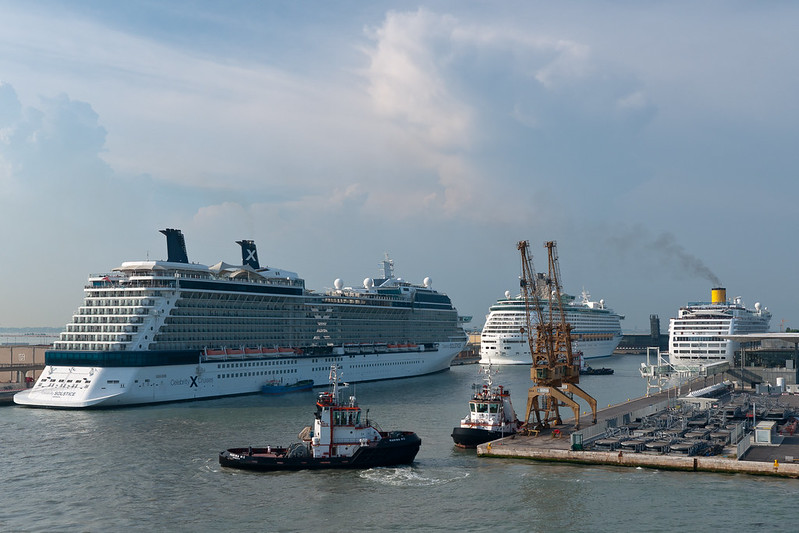 Паромы в морском порту Венеции