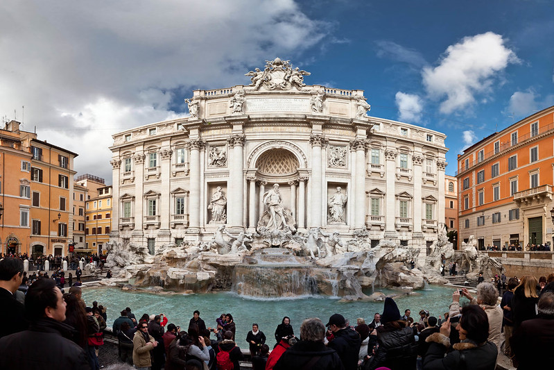 Туристы около фонтана Треви в Риме