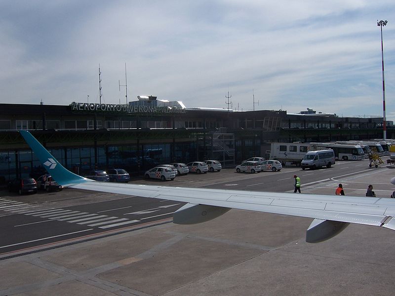 Взлетающий самолет в аэропорту Валерио Катулло Виллафранка в Вероне