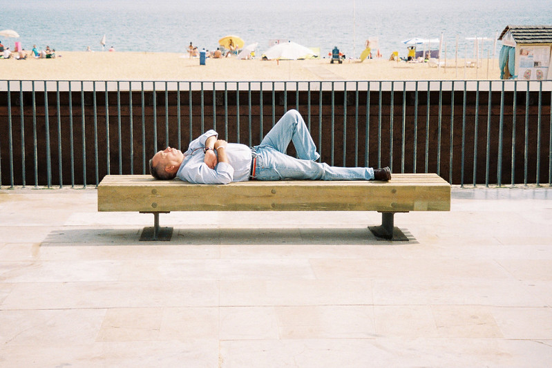 Отдыхающий мужчина во время сиесты в Италии