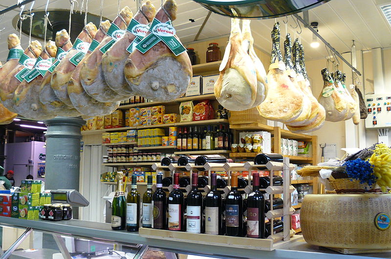 Магазин продуктов в итальянском городе Равенна