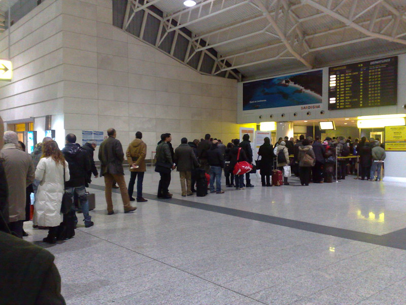 Регистрация на рейс в аэропорту города Кальяри
