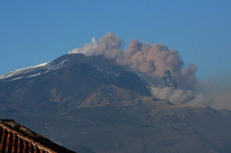 Извержение вулкана Этна в Италии
