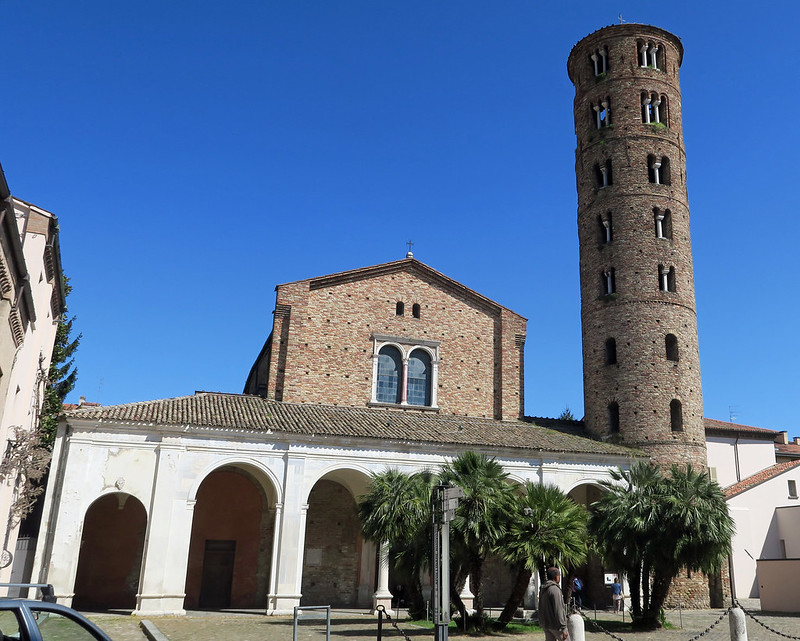 Базилика Сант-Аполлинаре-Нуово в городе Равенна