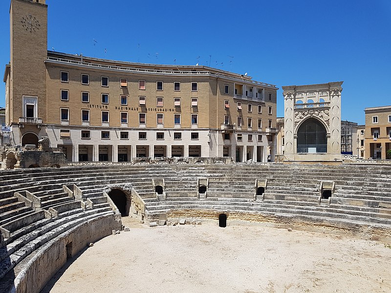Руины римского амфитеатра в итальянском городе Лечче