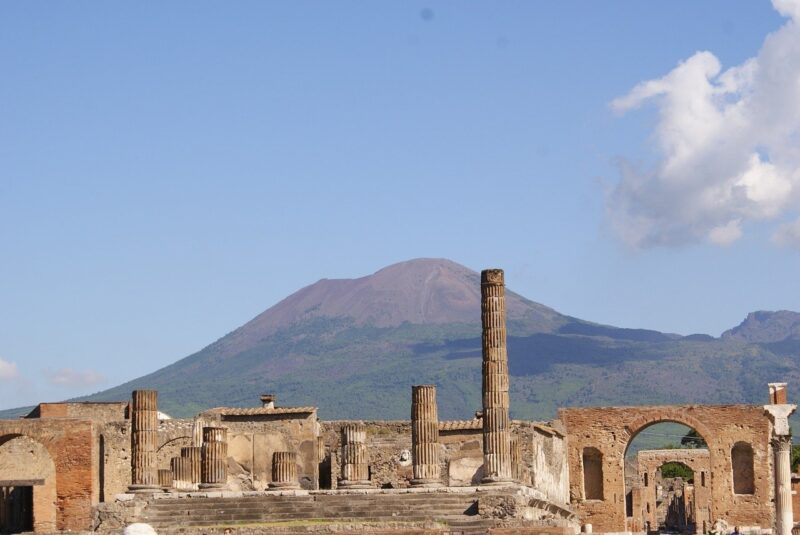 Город Помпеи на фоне вулкана Везувий в Италии