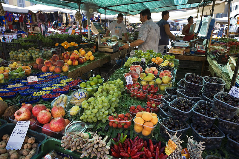 Продажа овощей и фруктов на рынке Mercato Campo de Fiori в Риме