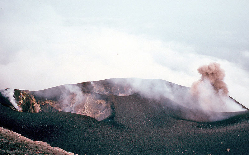 Кратер вулкана Стромболи на Липарских островах