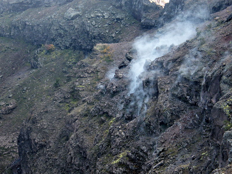 Дымящийся кратер вулкана Везувий