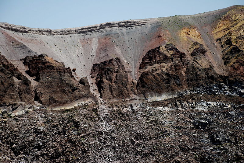 Застывшая лава в кратере вулкана Везувий