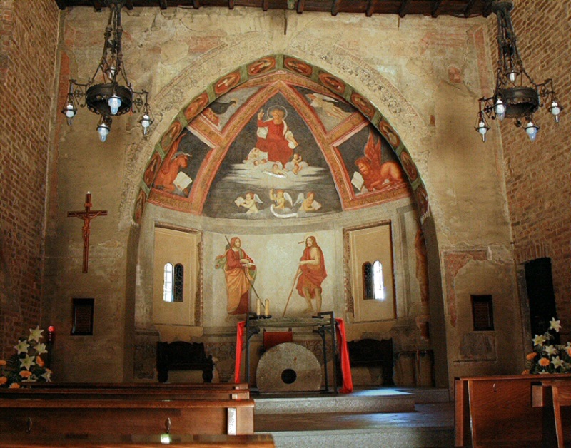 Алтарь в церкви San Cristoforo sul Naviglio в Милане