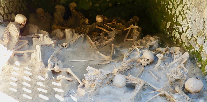 Скелеты в уничтоженном городе Геркуланум
