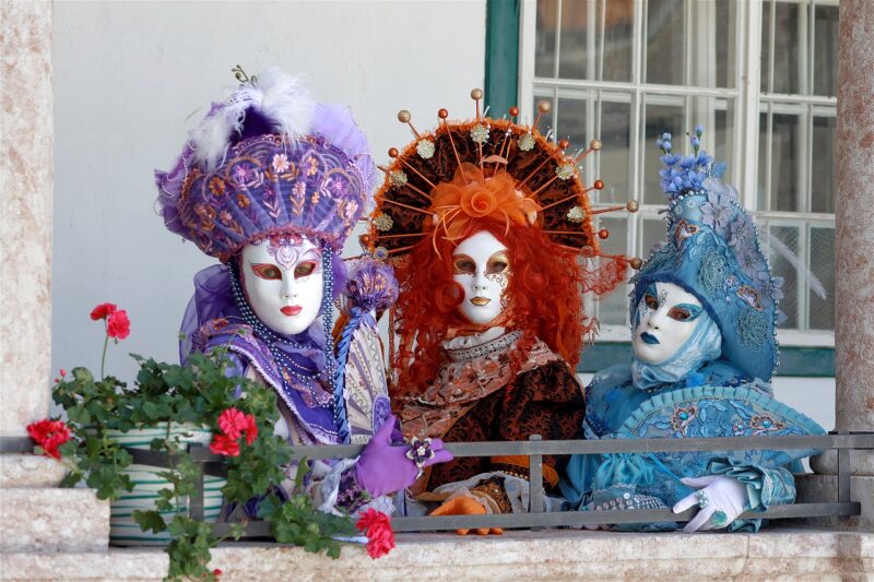 Женщины в карнавальных костюмах в Венеции