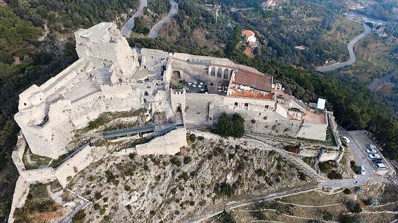 Старинный замок Castello di Arechi в Салерно