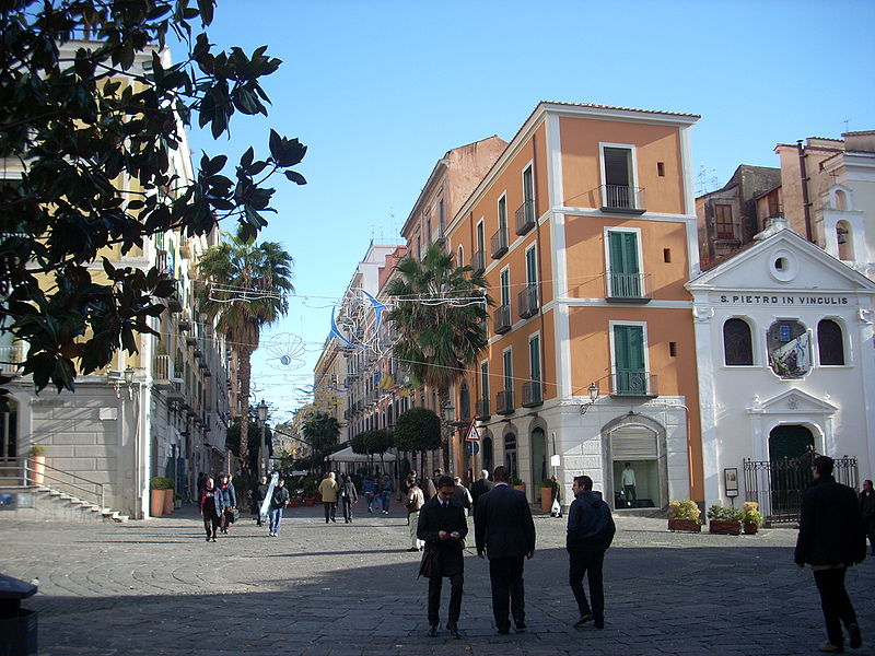 Улица Corso Vittorio Emanuele II в городе Салерно в Италии