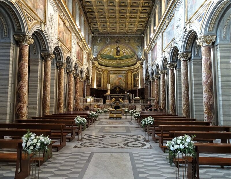 Внутренний интерьер в церкви Сан-Марко-Евангелиста в Риме