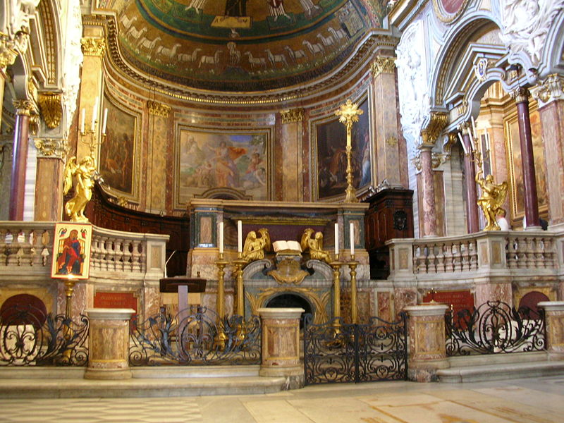 Алтарь в базилике Сан-Марко-Евангелиста в Риме