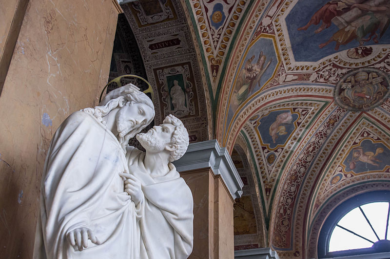 Статуя «Поцелуй Иуды» рядом со Святой лестницей в Риме