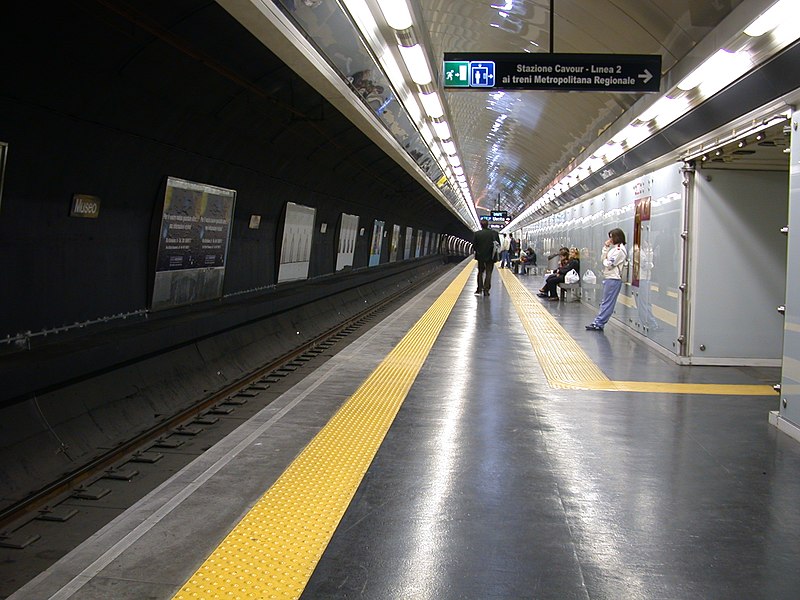 Пассажиры в метро итальянского города Наполи