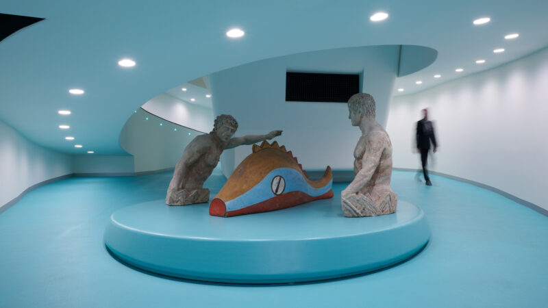 Скульптура "Таинственные бани" Джорджио де Кирико в музее Новеченто