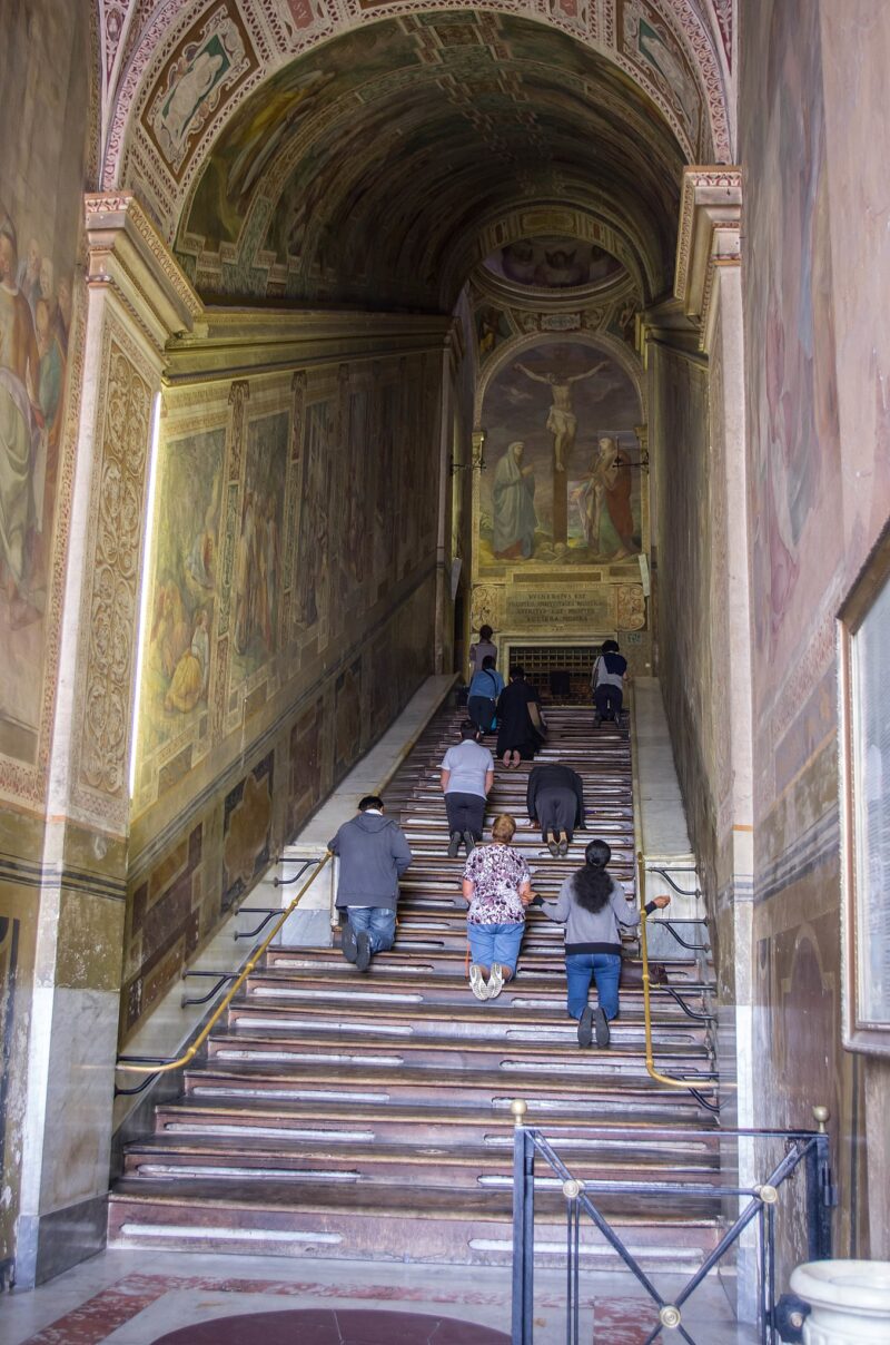 Молящиеся люди на Святой лестнице в Риме