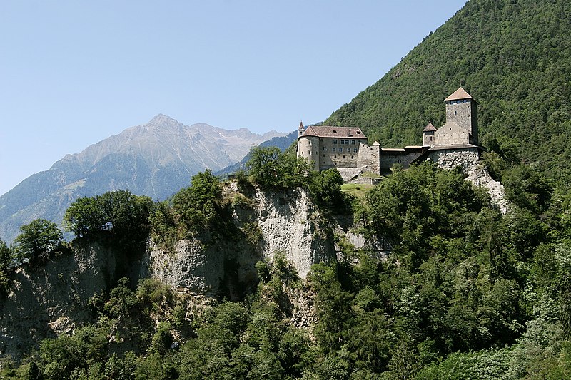 Замок Тироло в Доломитовых Альпах в Италии