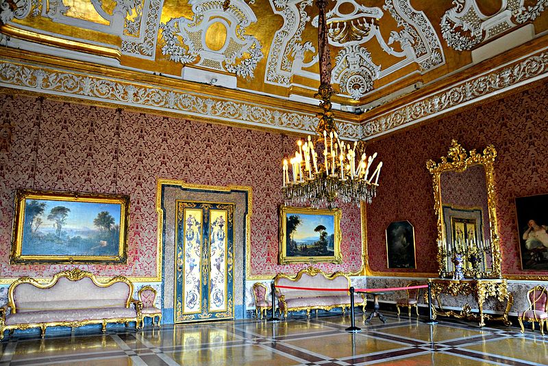 Внутренние интерьеры Королевского дворца в Неаполе