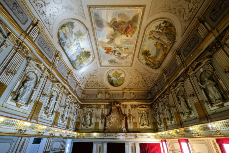 Придворный театр в Королевском дворце Неаполя