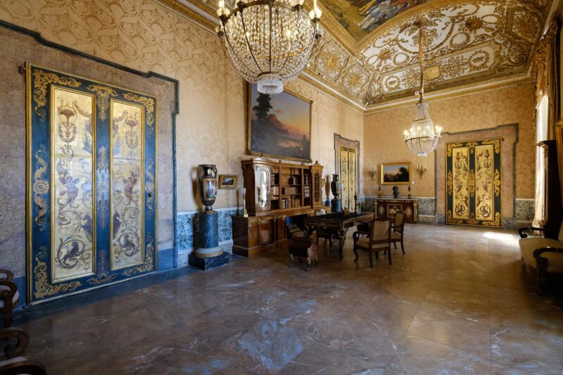 Королевский дворец в итальянском городе неаполь