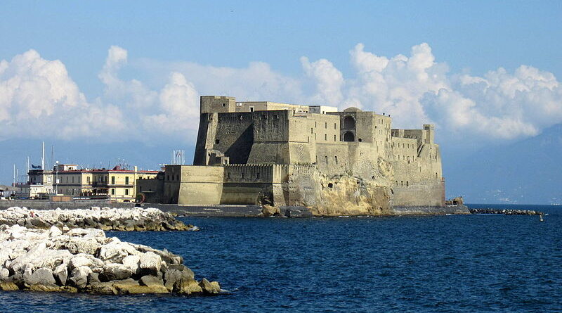 Замок Кастель-дель-Ово в Неаполе