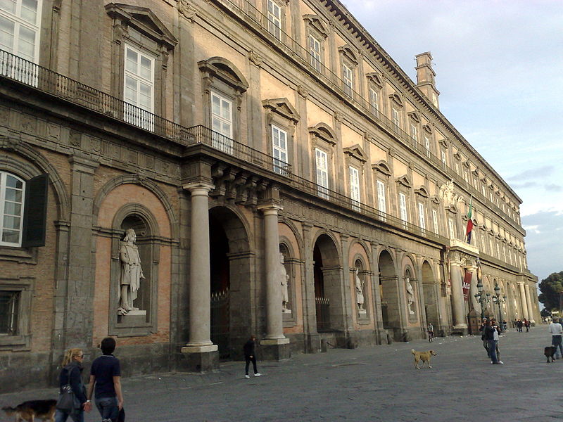 Королевский дворец на площади Пьяцца-дель-Плебишито в Неаполе